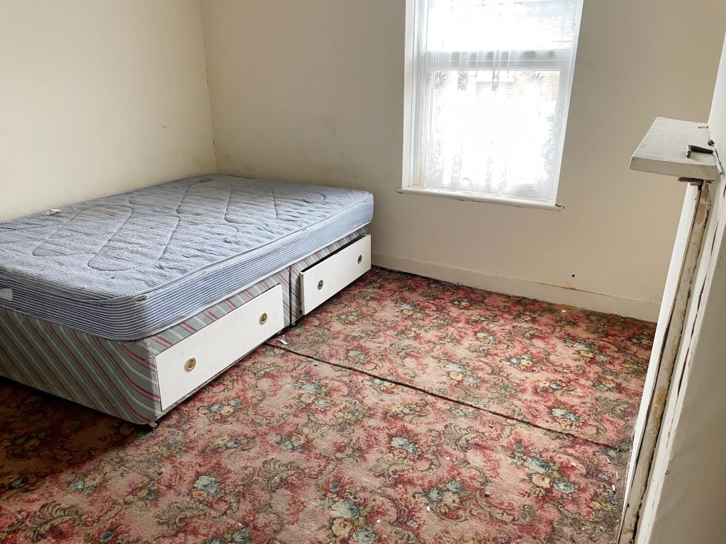 Lot: 100 - MID-TERRACE HOUSE FOR IMPROVEMENT - bedroom